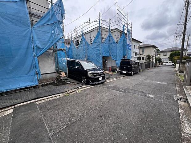 前面道路を含めた現地写真です。