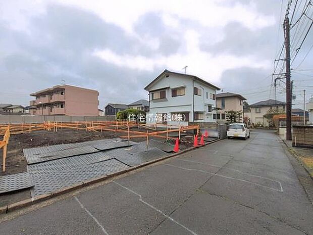 前面道路を含めた現地写真です。