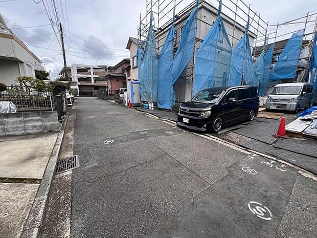 前面道路を含めた現地写真です。