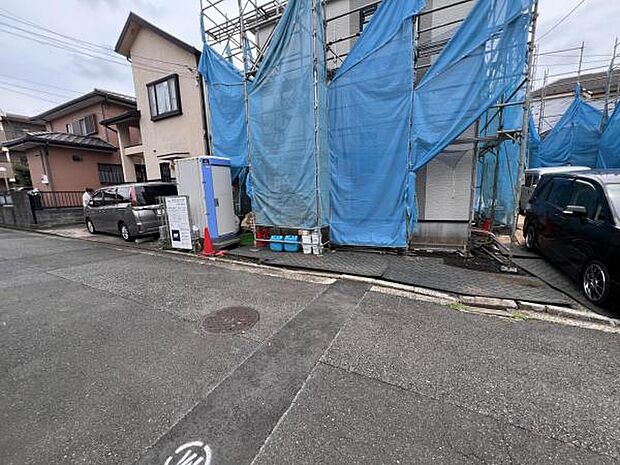 前面道路を含めた現地写真です。