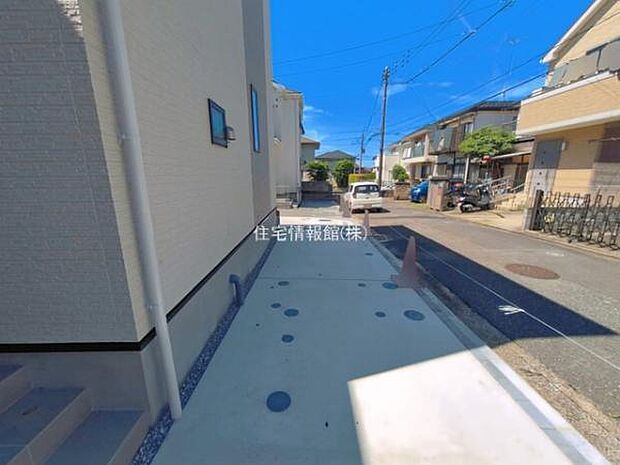 前面道路を含めた現地写真です。
