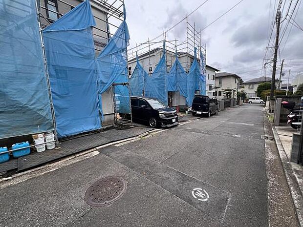 前面道路を含めた現地写真です。
