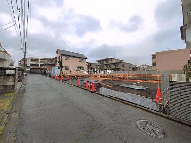 前面道路を含めた現地写真です。