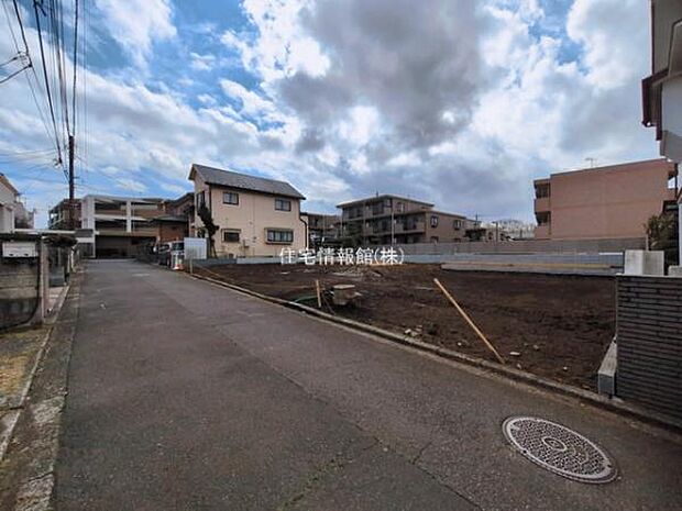 前面道路を含めた現地写真です。