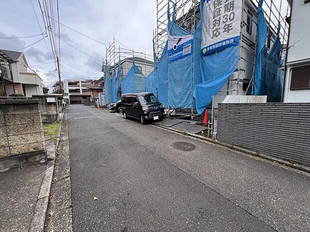 前面道路を含めた現地写真です。