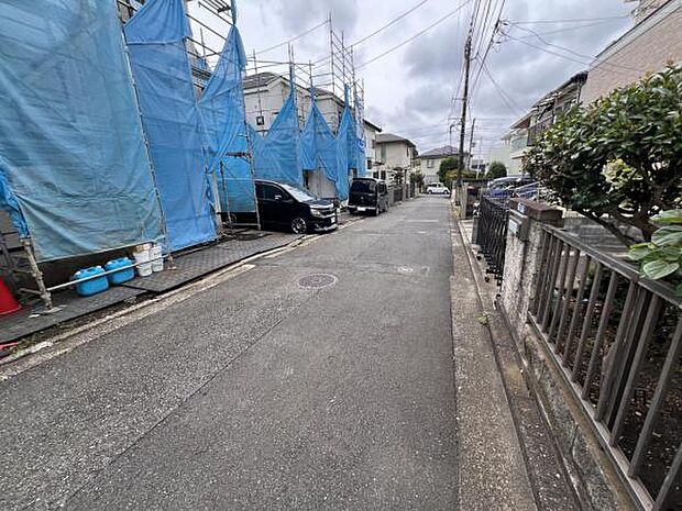 前面道路を含めた現地写真です。