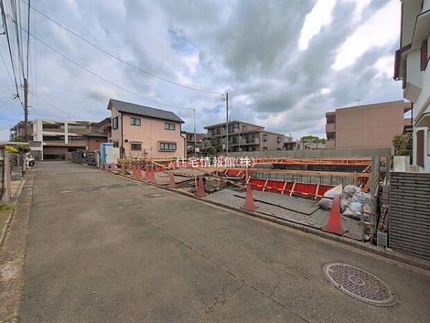 前面道路を含めた現地写真です。