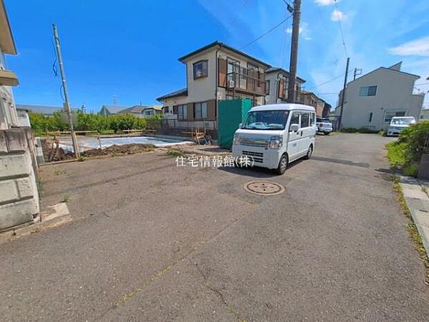 前面道路を含めた現地写真です。