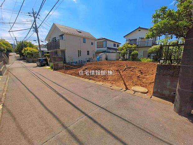 前面道路を含めた現地写真です。