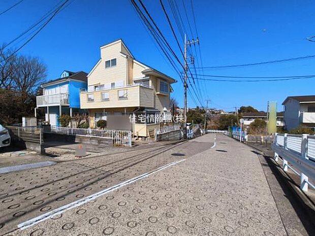 前面道路を含めた現地写真です。