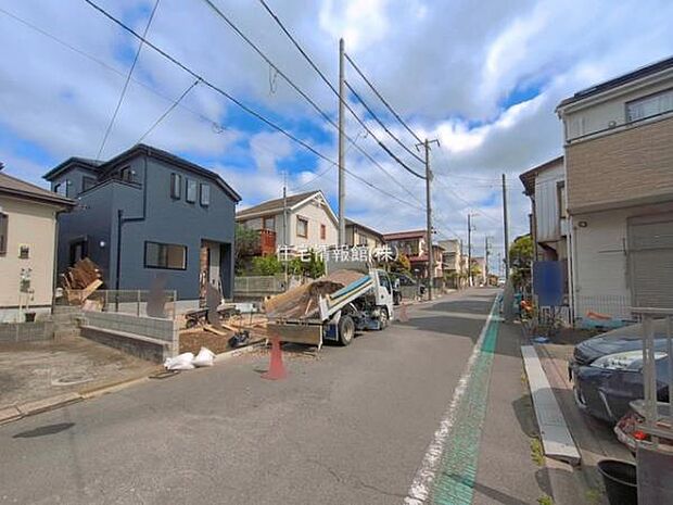 前面道路を含めた現地写真です。