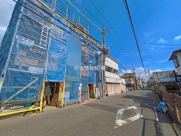 前面道路を含めた現地写真です。