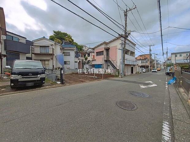 前面道路を含めた現地写真です。