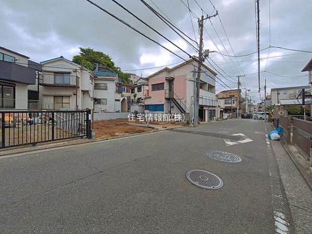 前面道路を含めた現地写真です。