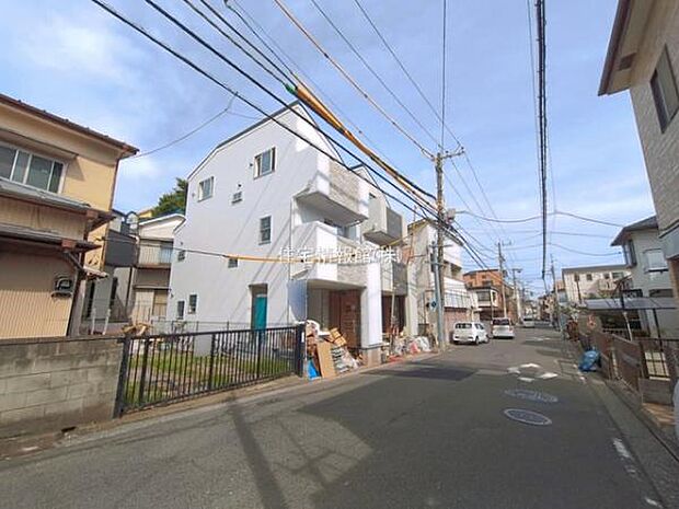 前面道路を含めた現地写真です。