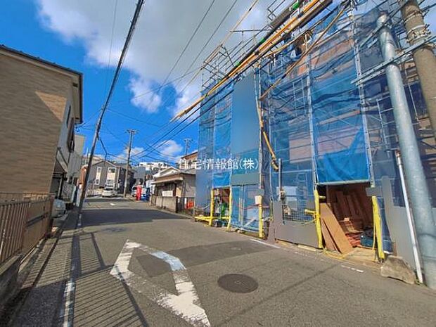 前面道路を含めた現地写真です。