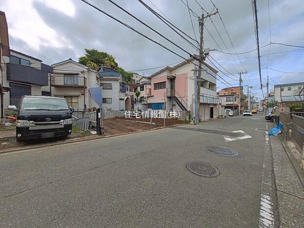 前面道路を含めた現地写真です。