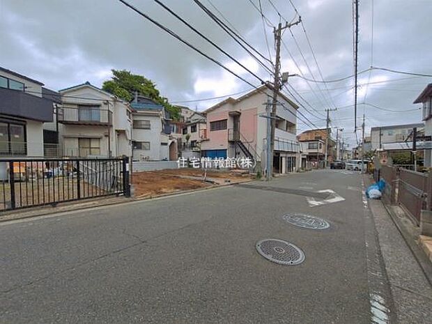 前面道路を含めた現地写真です。