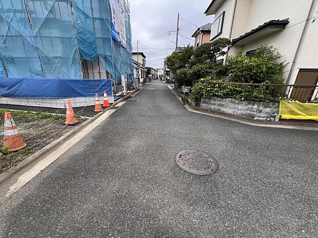 前面道路を含めた現地写真です。