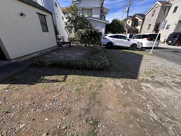 前面道路を含めた現地写真です。