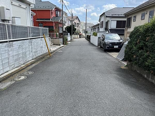 前面道路を含めた現地写真です。