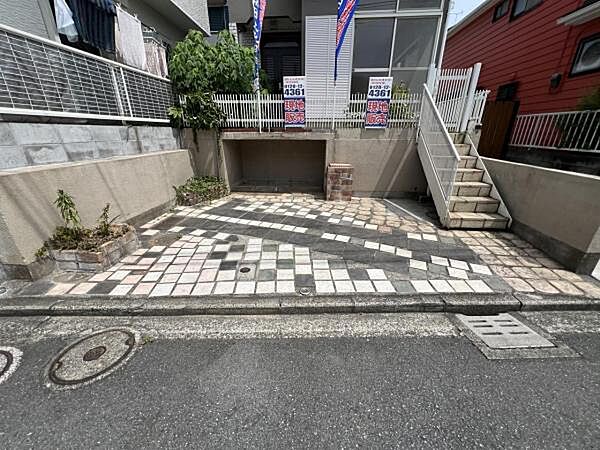 駐車場ももちろん完備しておりますのでお車所有の方にも心強いです。
