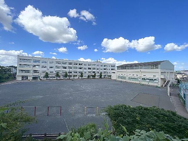 横浜市立笹野台小学校まで約550m（徒歩7分）