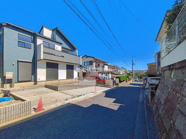 前面道路を含めた現地写真です。