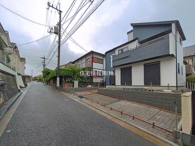 前面道路を含めた現地写真です。