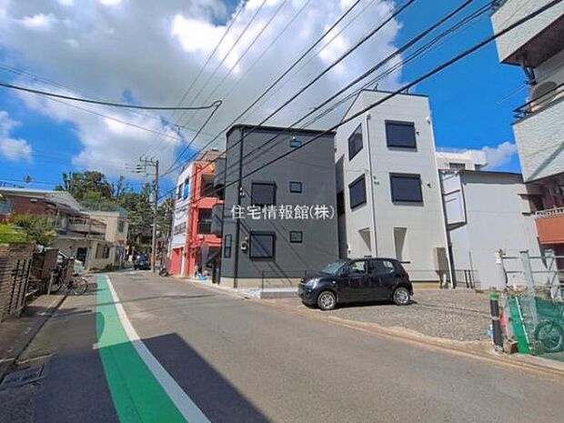 前面道路を含めた現地写真です。