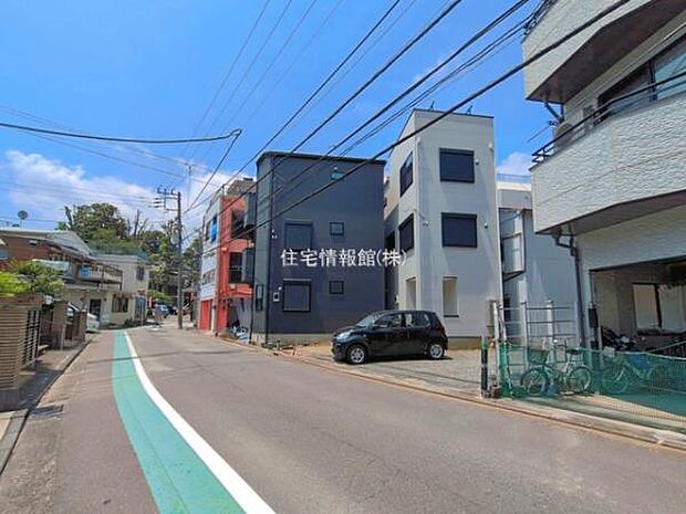 前面道路を含めた現地写真です。