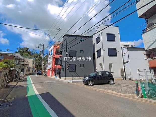 前面道路を含めた現地写真です。