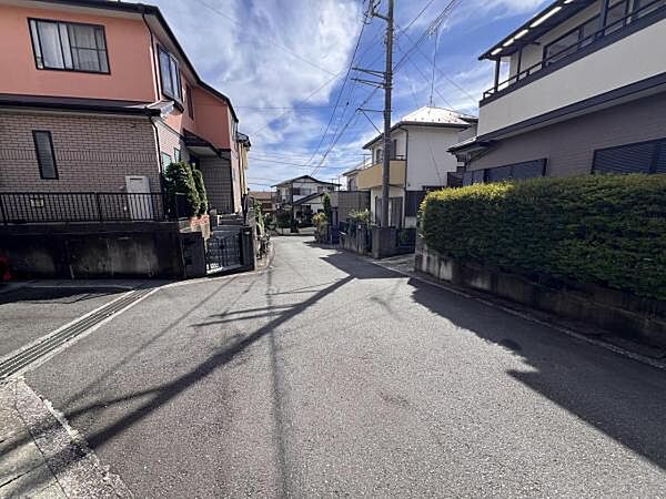 前面道路を含めた現地写真です。
