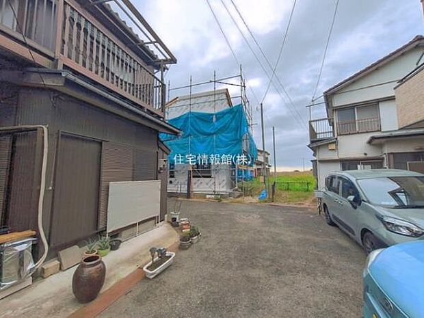 前面道路を含めた現地写真です。