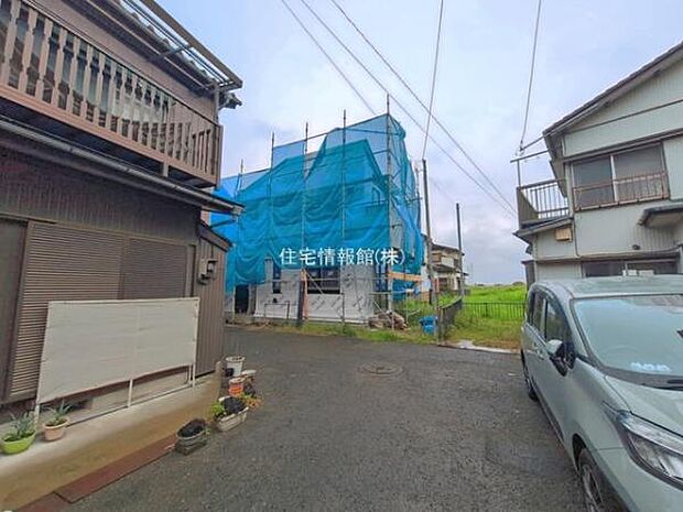 前面道路を含めた現地写真です。