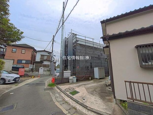 前面道路を含めた現地写真です。