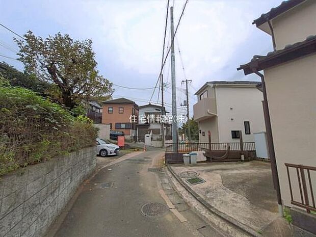 前面道路を含めた現地写真です。