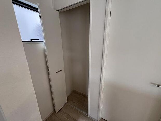 いつでもお部屋をスッキリお使い頂ける収納スペースを設置。