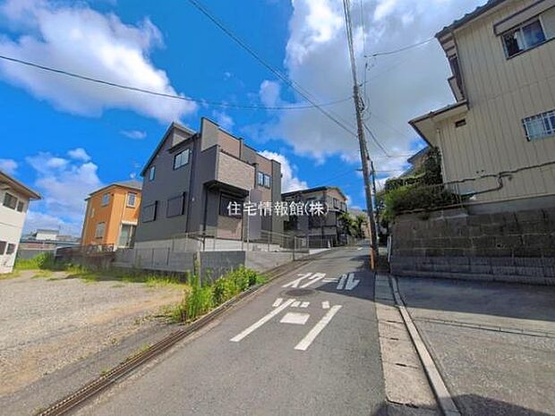 前面道路を含めた現地写真です。