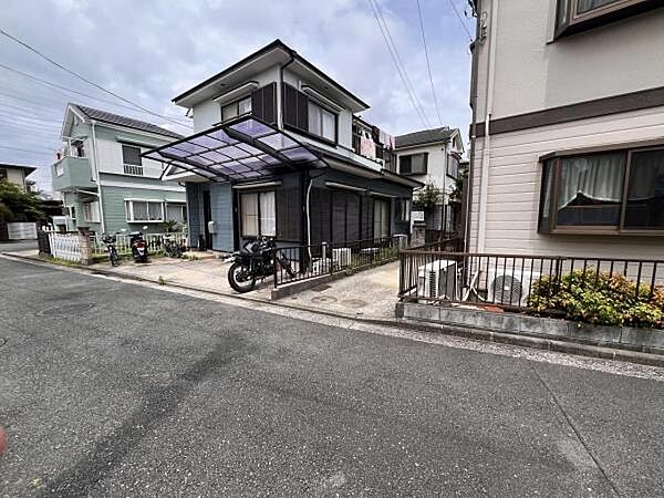 前面道路を含めた現地写真です。
