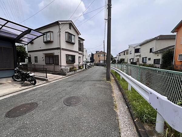 前面道路を含めた現地写真です。