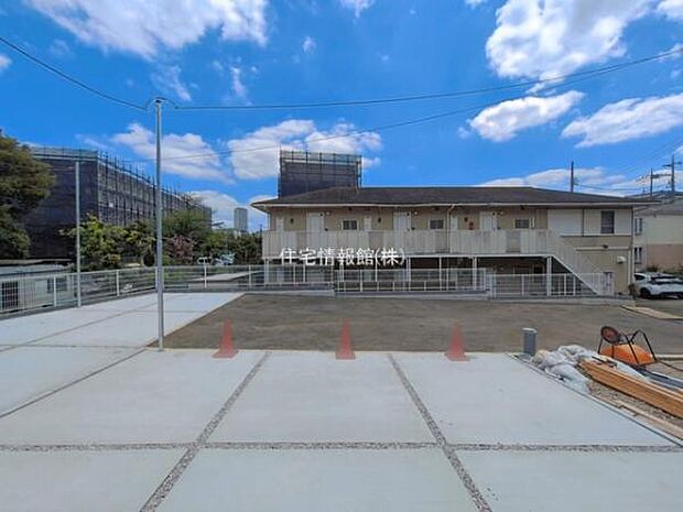 前面道路を含めた現地写真です。