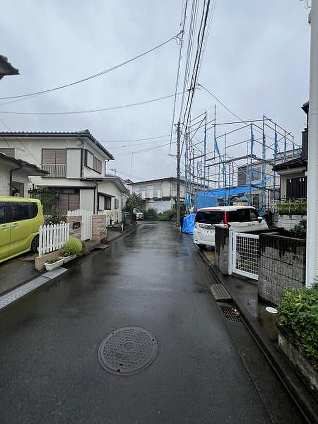 前面道路を含めた現地写真です。