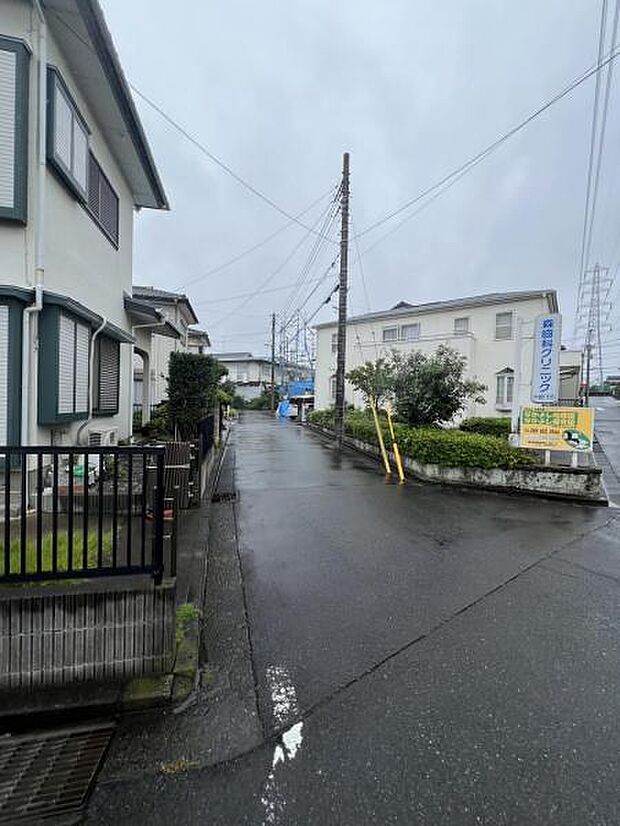 前面道路を含めた現地写真です。