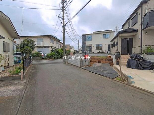 前面道路を含めた現地写真です。