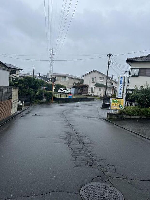 前面道路を含めた現地写真です。
