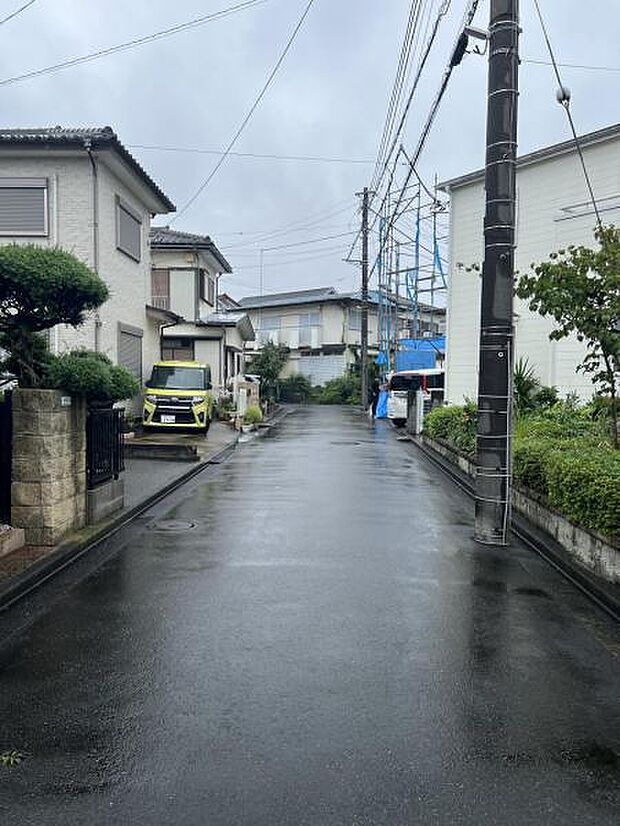 前面道路を含めた現地写真です。