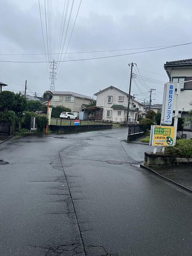 前面道路を含めた現地写真です。
