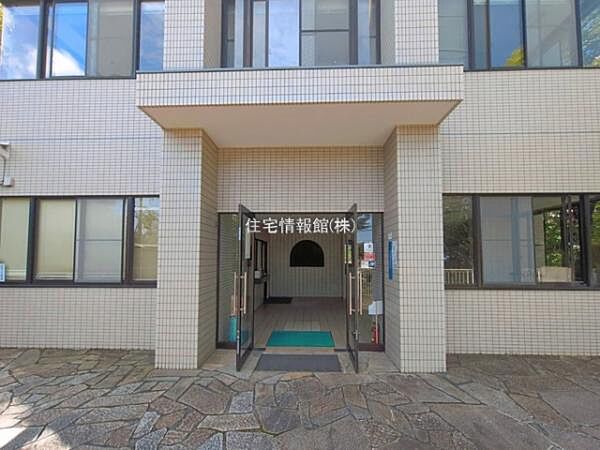 ゆったりとした印象のエントランスです。