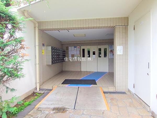 ゆったりとした印象のエントランスです。